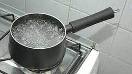 medidores pretos e vermelhos e um copo em cima de uma mesa vermelha