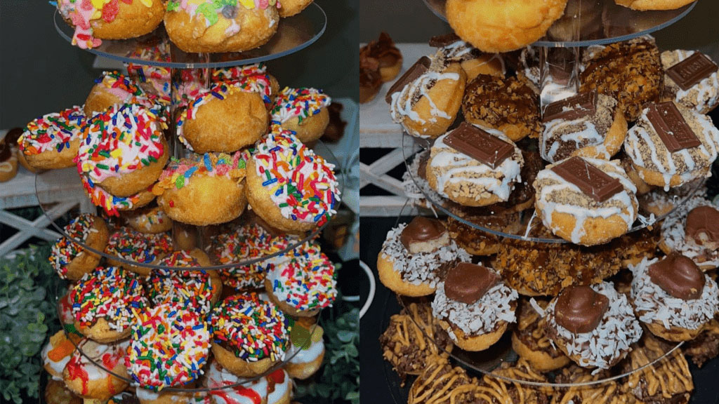 Torre de doces variados com bolos e coberturas coloridas