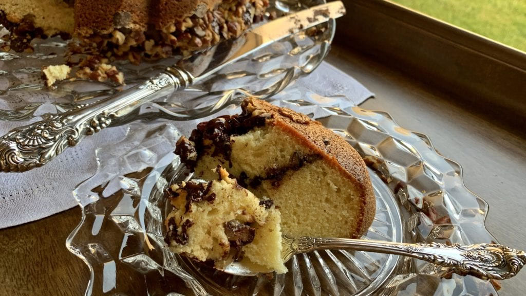 Bolo de chocolate com nozes em prato elegante