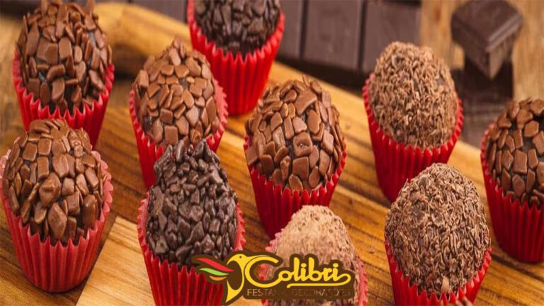 Brigadeiros com granulado de chocolate em forminhas vermelhas, com a logo da Colibri Festas e Decorações.