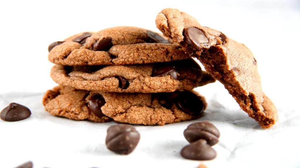 Deliciosos cookies de chocolate em pilha