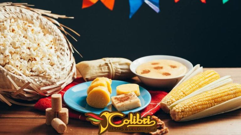 Mesa decorada com comida típica de festa junina
