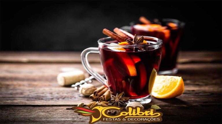 Bebida quente com especiarias e frutas cítricas