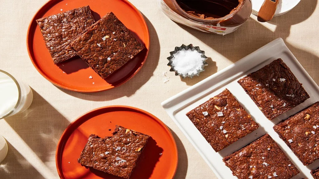 Brownies de chocolate com sal e amêndoas em pratos