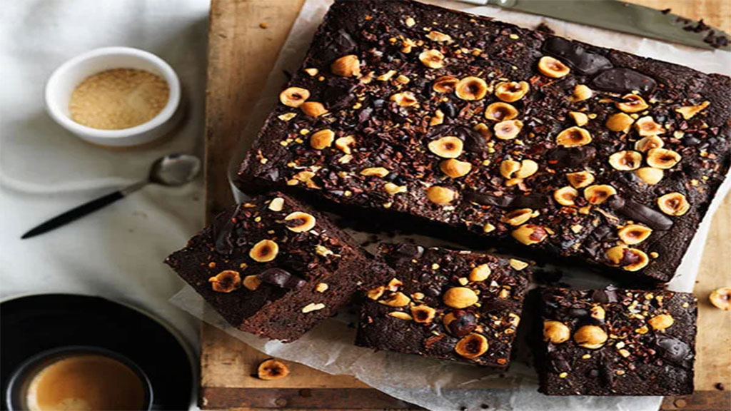 Bolo de chocolate com avelãs e pedaços de chocolate