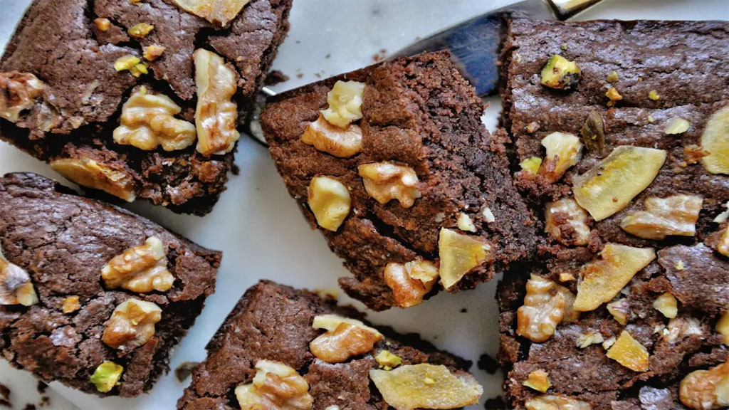 Deliciosos pedaços de brownie com nozes