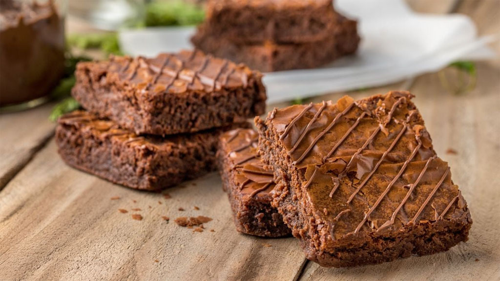 Deliciosos brownies com cobertura de chocolate