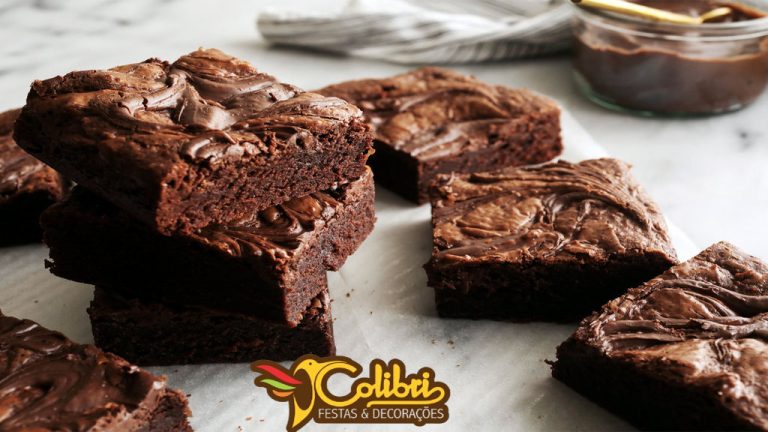 Deliciosos brownies de chocolate prontos para servir.