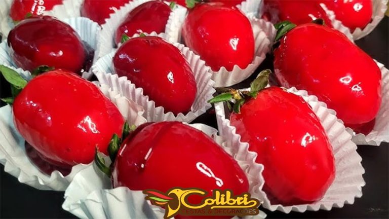 Morango coberto com chocolate em forminhas brancas