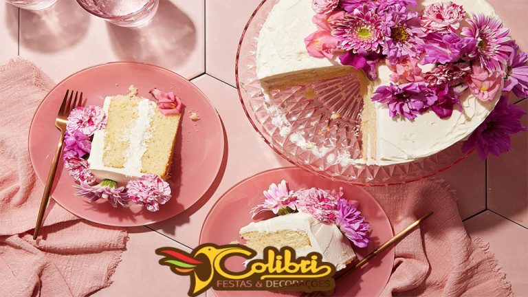 Bolo decorado com flores em festa de aniversário