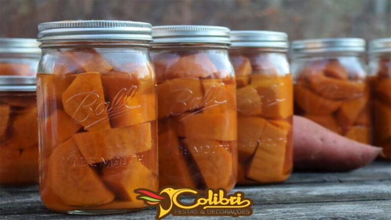 Potes de batata-doce em conserva alinhados