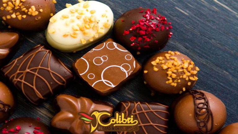 Chocolates e trufas gourmet de diferentes formatos e coberturas, com a logo da Colibri Festas e Decorações.