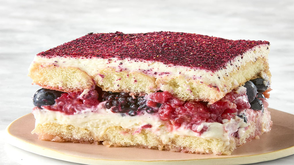 Delicioso bolo de camadas com frutas vermelhas