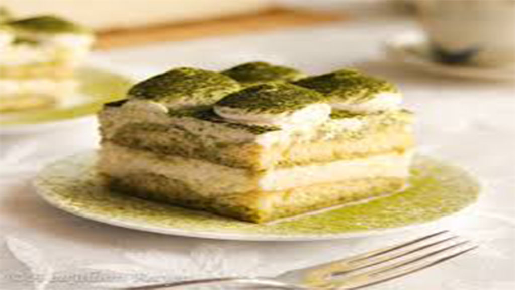 Camada de bolo com creme de matchá e cobertura verde