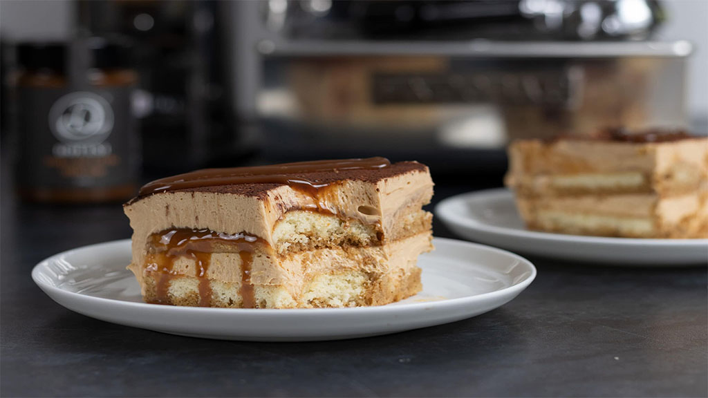 Bolo de torta de sobremesa com cobertura caramelizada