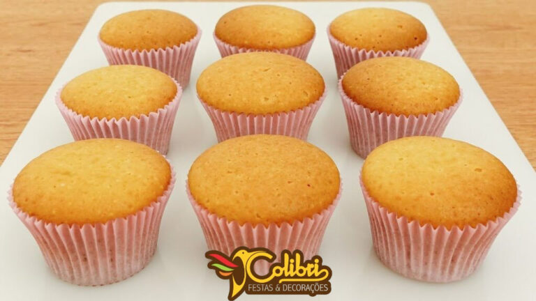 Mini bolos dourados com forminhas rosas em uma bandeja