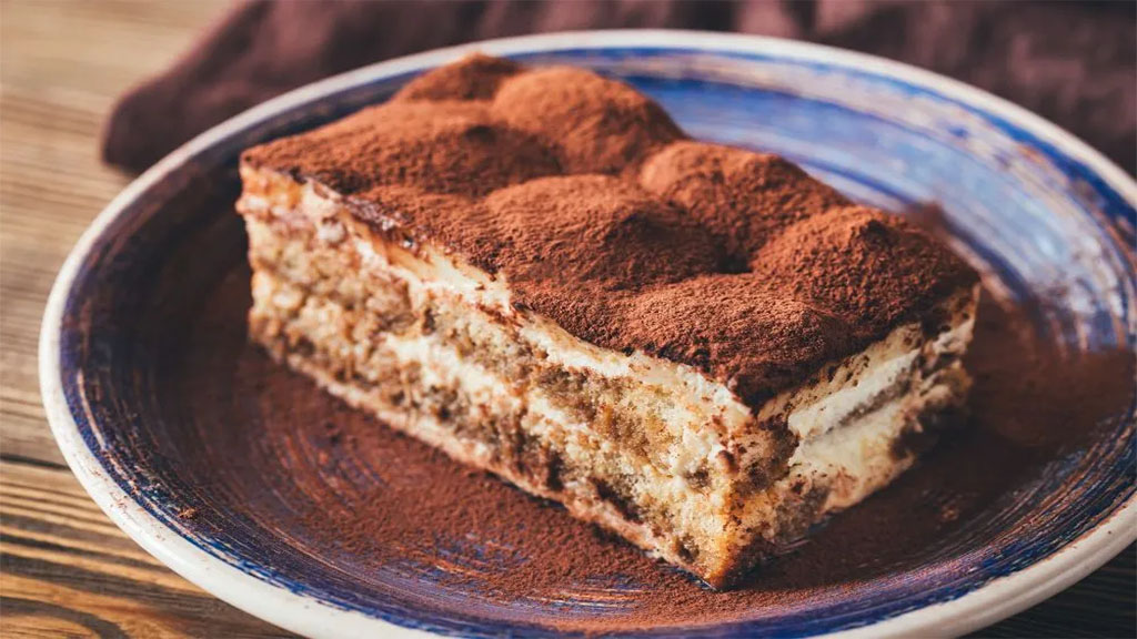 Delicioso pedaço de tiramisu com cacau em pó