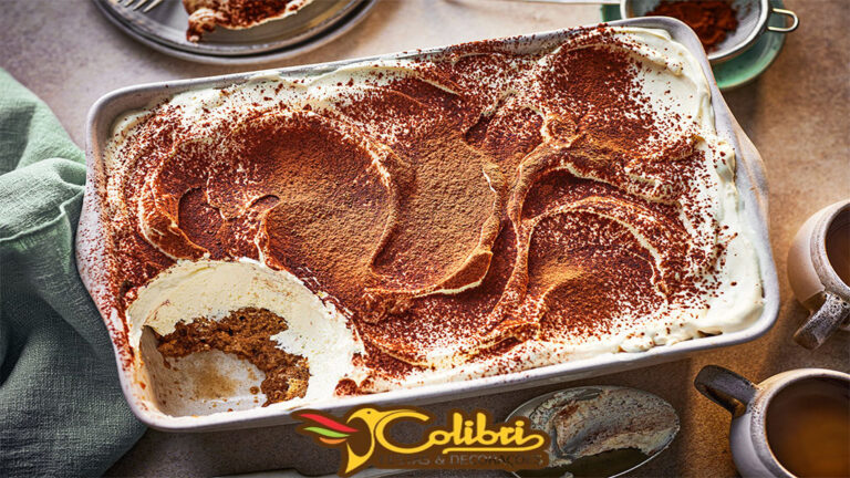 Torta de tiramisù com cobertura de cacau