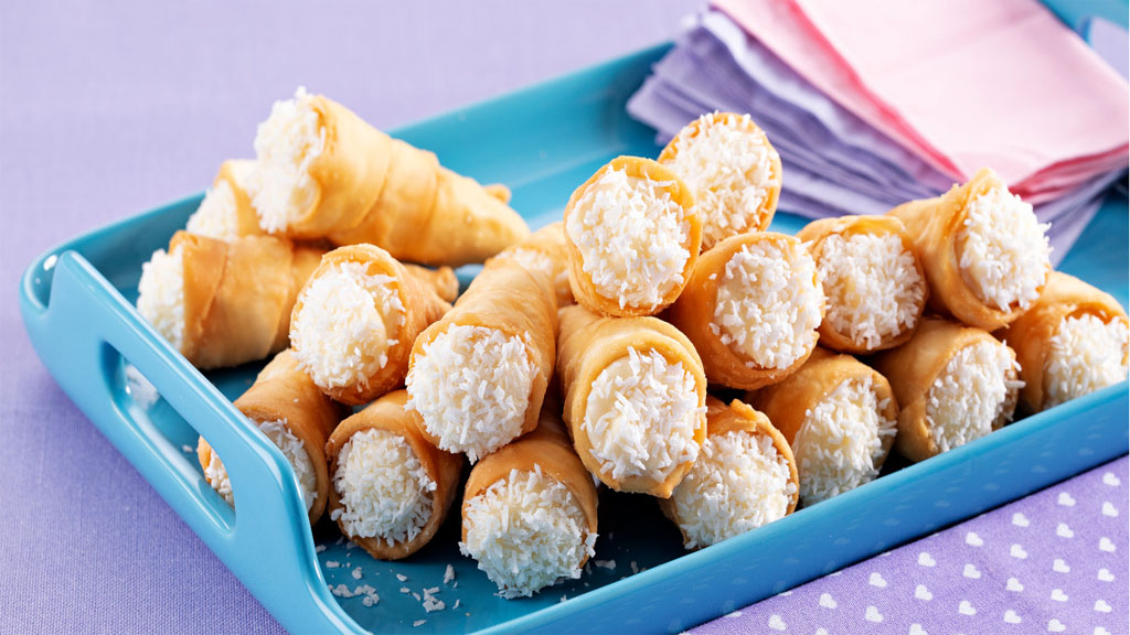 Cone de doce com coco em bandeja