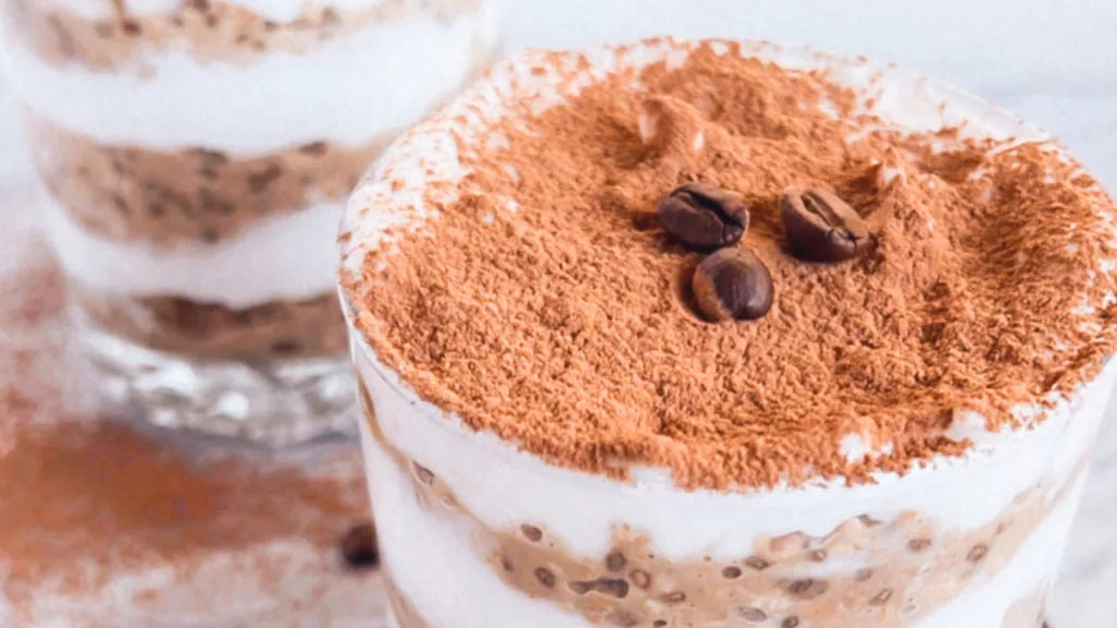 Sobremesa de iogurte com café e chocolate em camadas