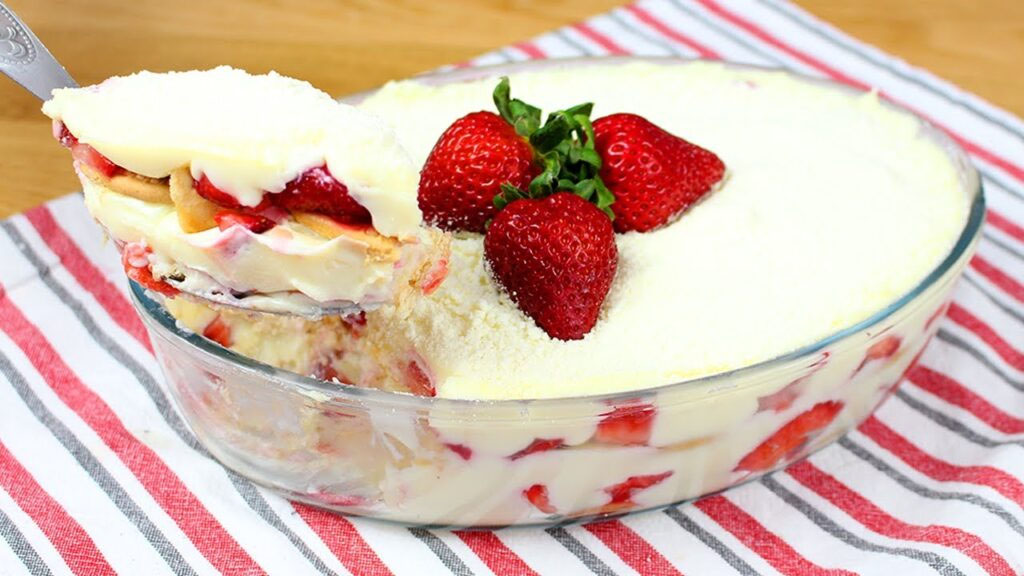 Sobremesa de morango e creme em travessa de vidro.