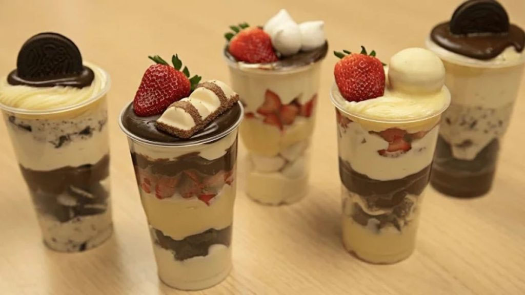 Taças de sobremesa com camadas de chocolate e frutas