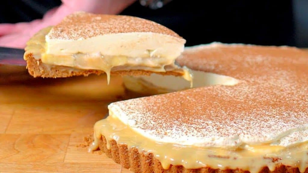 Torta cremosa de doce de leite sendo servida