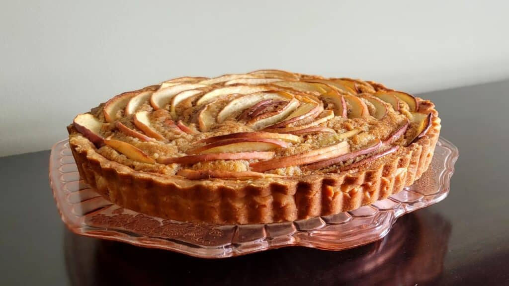 Torta de maçã decorada com fatias de maçã