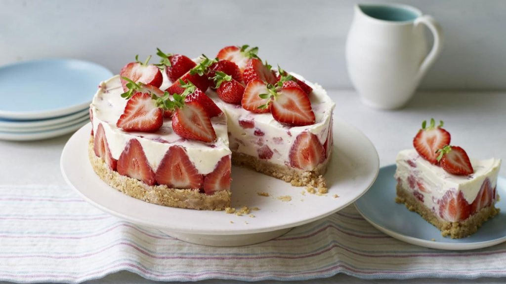 Torta de morango com creme e base de biscoito