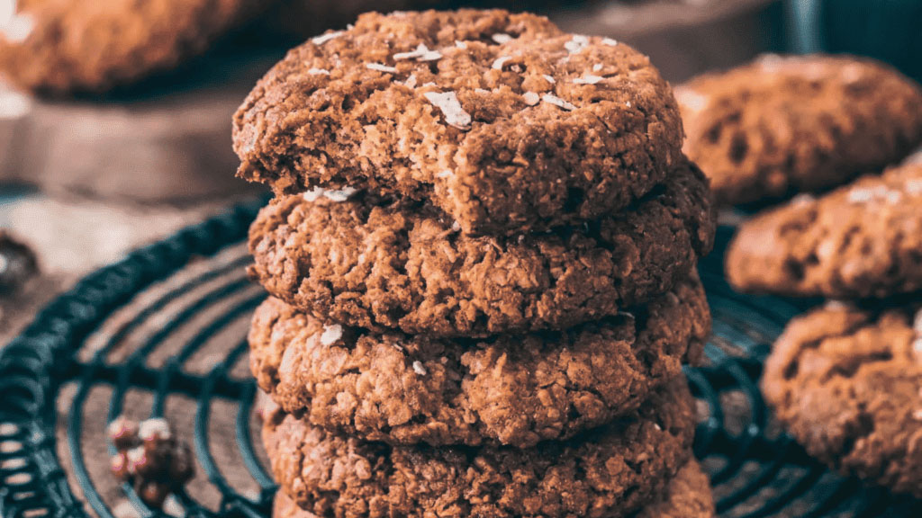 Biscoitos caseiros empilhados com textura crocante