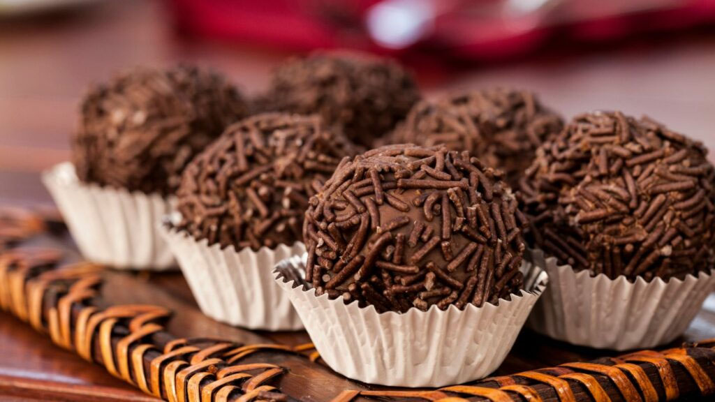 Deliciosos brigadeiros em forminhas brancas