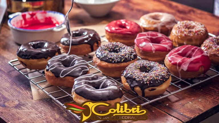 Deliciosos donuts cobertos com chocolate e granulado