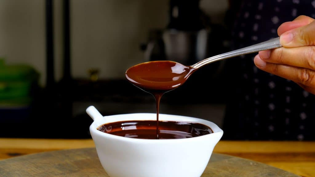 creme de chocolate sendo retirado com colher