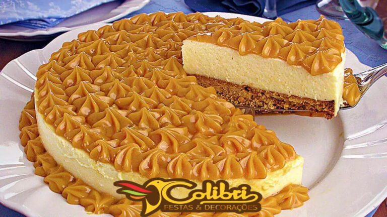 Delicioso cheesecake com cobertura de doce de leite