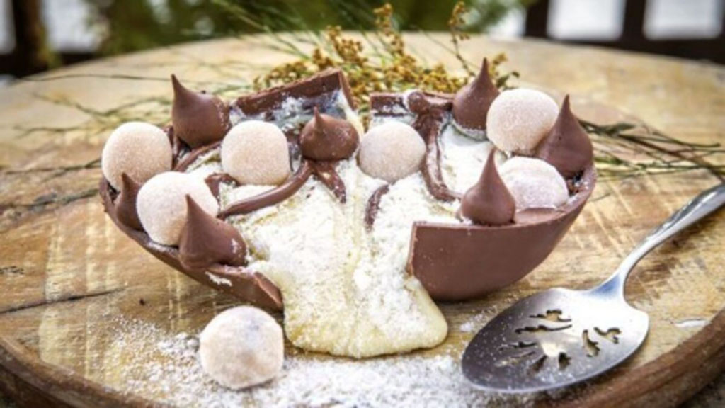 Bowl de chocolate com doces e recheio cremoso