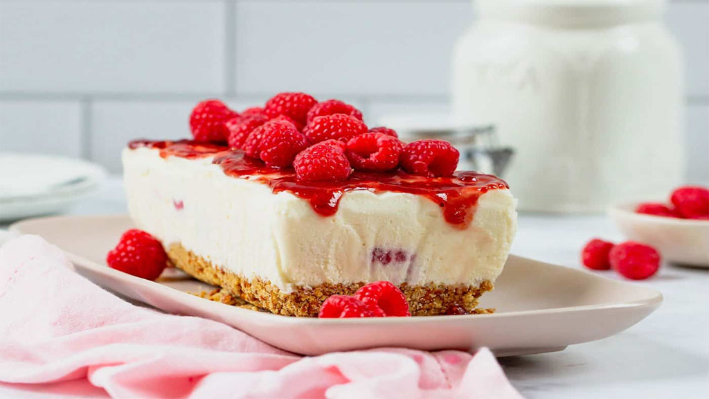 Cheesecake de framboesa com cobertura vermelha