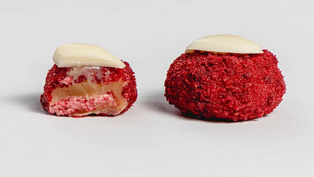 Doces red velvet com cobertura de chocolate branco