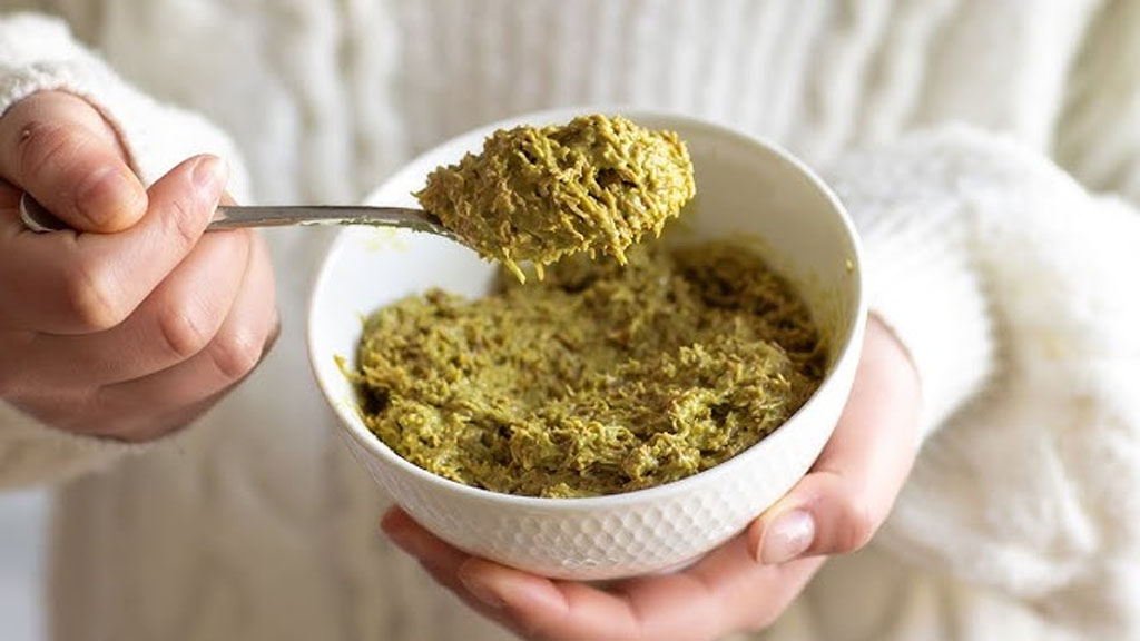 pistache em uma tigela sendo servida